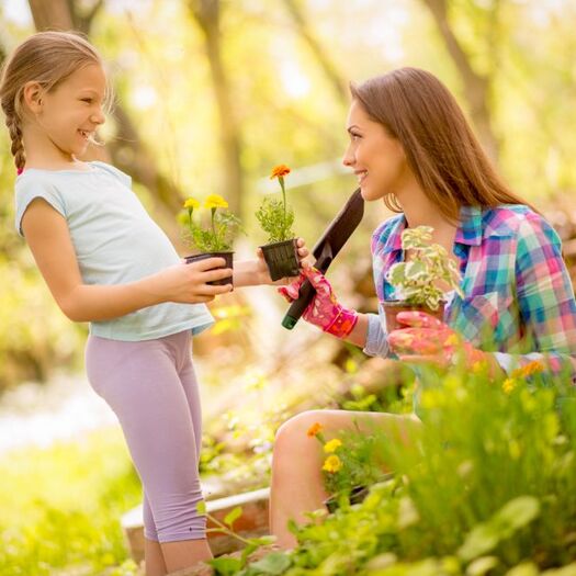 Mama w ogrodzie — propozycje prezentów na Dzień Matki