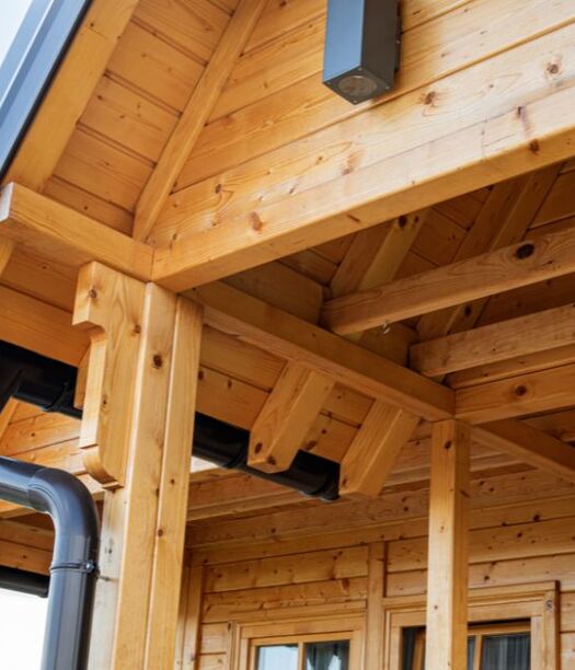 Budowa domu z drewna — sezonowo czy na cały rok?