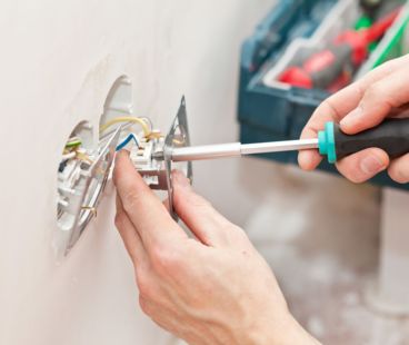 Jak wymienić gniazdko elektryczne? Porady krok po kroku!