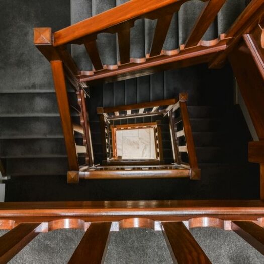 Schody wewnętrzne – jakie wymiary schodów?