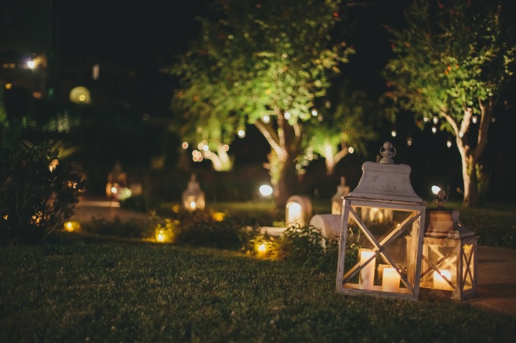 Nastrojowe oświetlenie na przyjęcie w ogrodzie