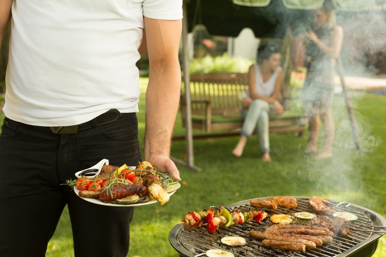 Jaki grill najbardziej sprawdzi się w Twoim ogrodzie? grill w ogrodzie