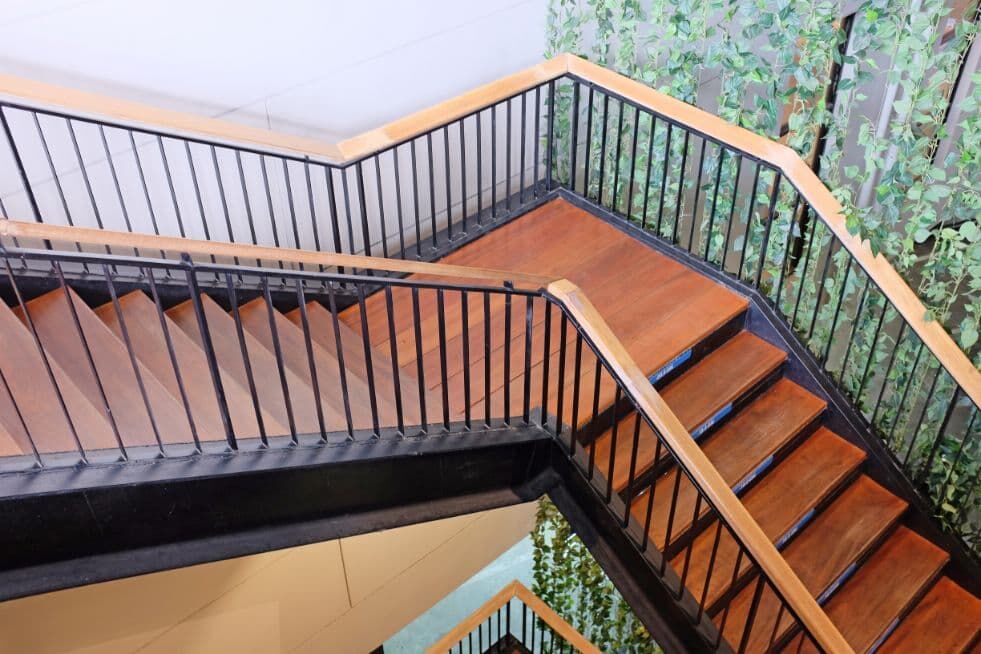 Renowacja schodów drewnianych - jak odnowić schody?