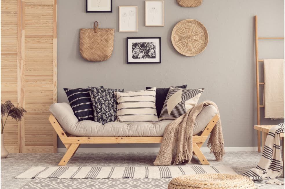 kanapa z drewnianą konstrukcją w jasnym, nowoczesnym pomieszczeniu w stylu boho