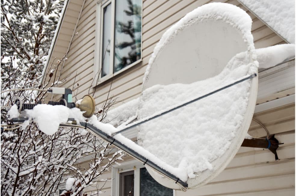 antena satelitarna obsypana śniegiem