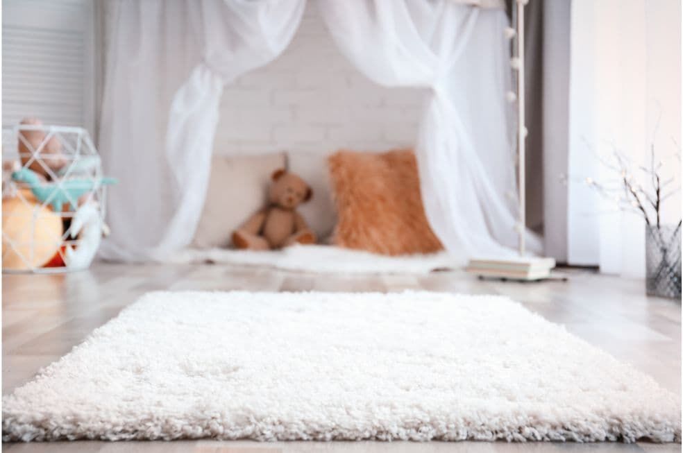 miękki, biały dywan dla dziecka do pokoju