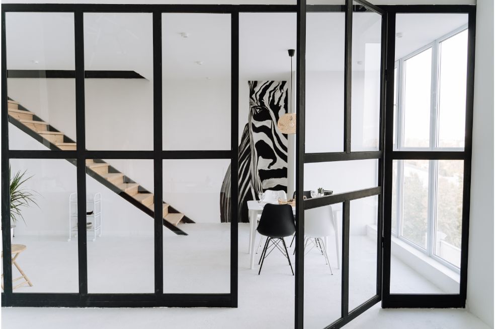 duże przeszklone drzwi z czarną oblamówką w stylu loft