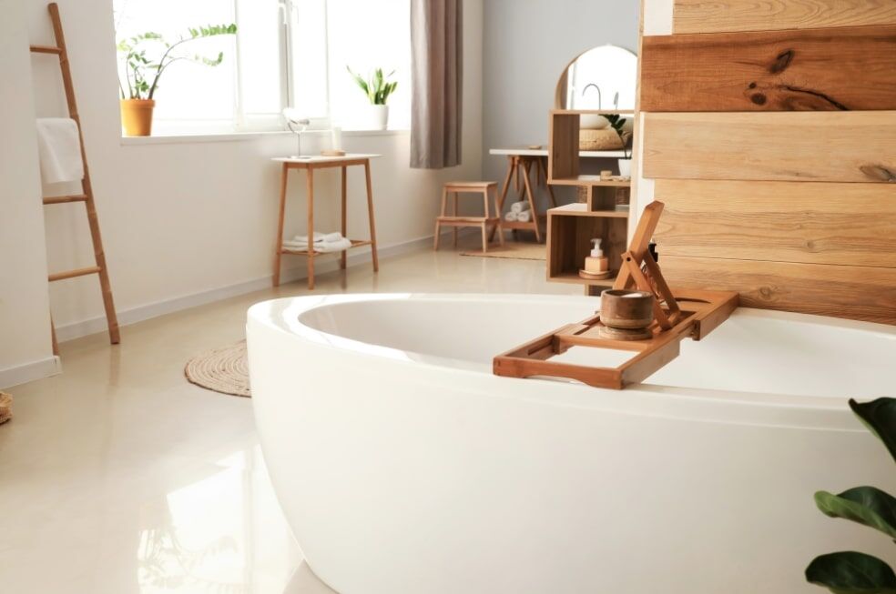 łazienka z drewnianymi elementami