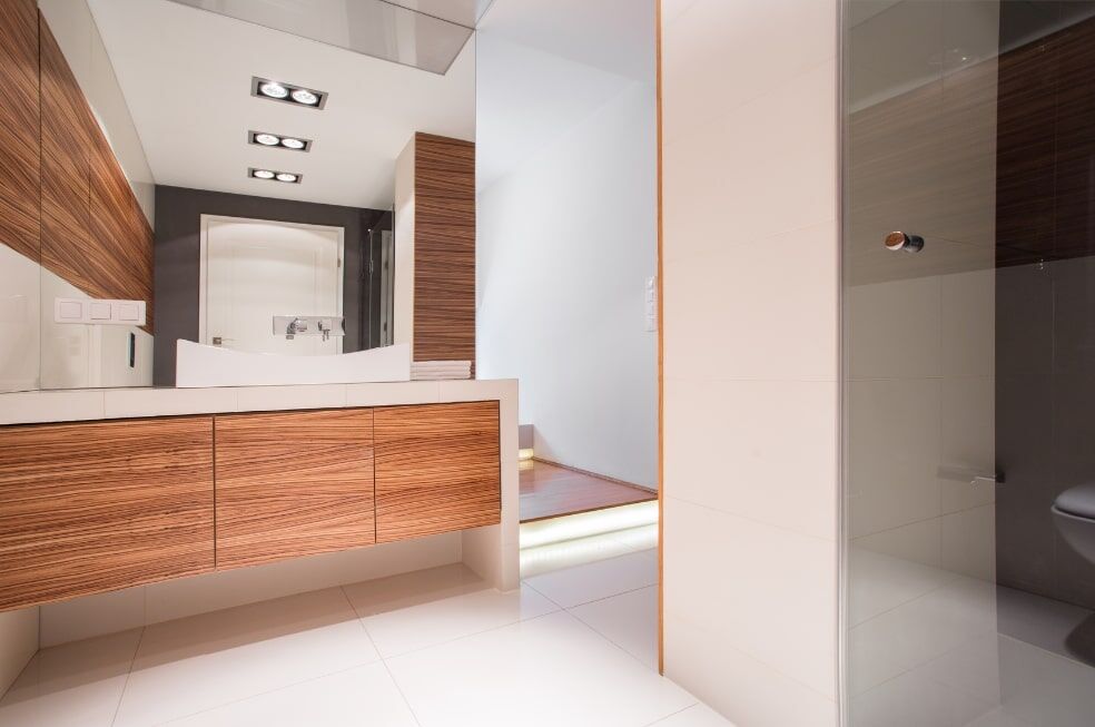 nowoczesna łazienka z meblami drewnianymi
