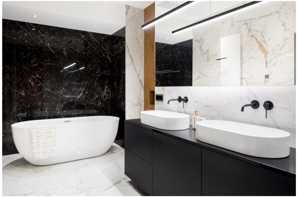 łazienka czarno biała imitująca marmur