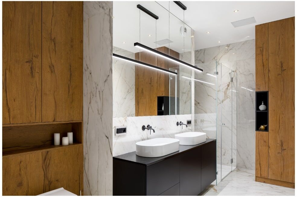 łazienka wykończona płytkami imitującymi biały marmur