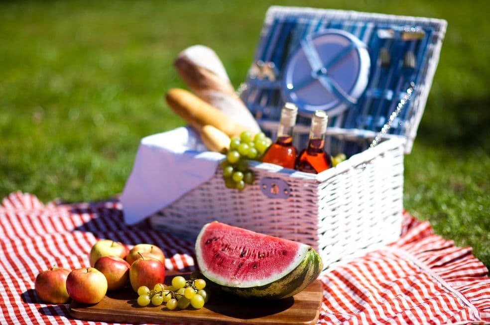 koszyk piknikowy z owocami i przekąskami