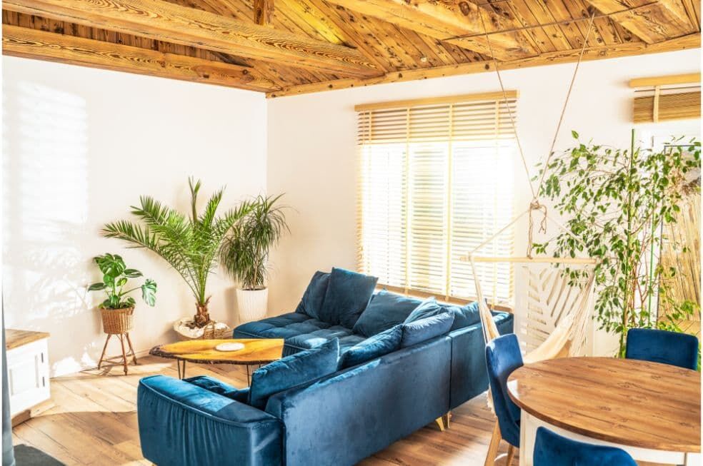 nowoczesny salon w dekoracjami w stylu eko