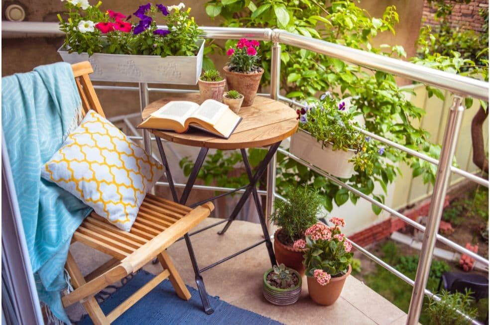 balkon ozdobiony kwiatami doniczkowymi