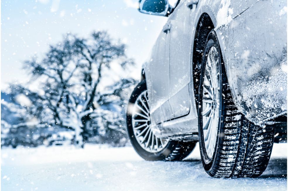 Auto stojące na zaśnieżonej drodze przed domem