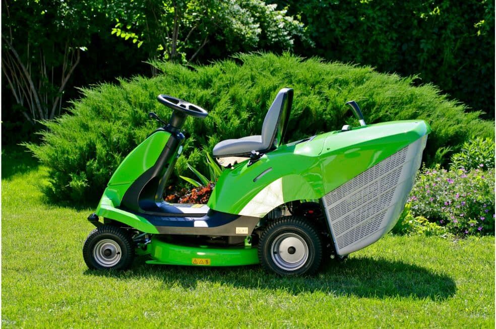 zielony traktor elektryczny do trawy