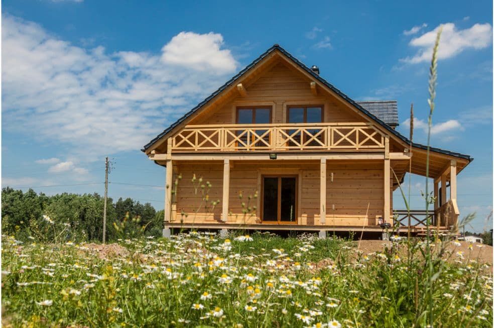 domek letniskowy drewniany całoroczny na łące