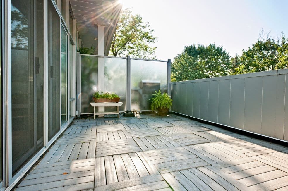 balkon wyłożony deskami z kompozytu