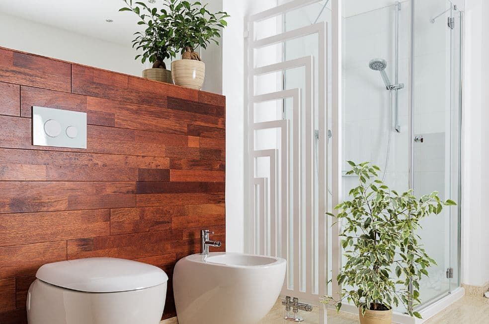 łazienka w stylu klasycznym, z panelami ściennymi i nowoczesnym grzejnikiem w kształcie prostokąta przylegającego do prysznica