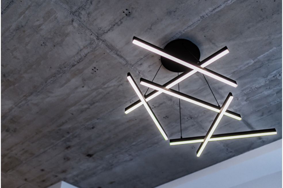 lampa led wisząca w stylu loftowym wykonana z metalu na betonowym suficie