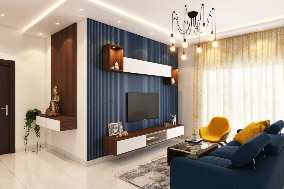 modernistyczny salon z panelami ściennymi w kolorze granatu, wykończony drewnem, z żółtymi fotelami i metalową lampą wiszącą z wieloma żarówkami