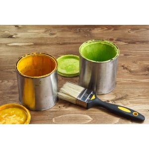 Puszki z farbą - trik dla czystej podłogi