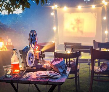 Jak stworzyć kino letnie w ogrodzie? Pasja do relaksu.
