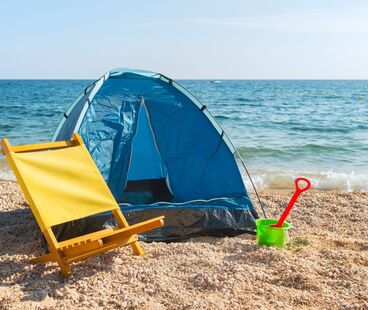 Jakie akcesoria warto zabrać ze sobą na plażę? Pasja do relaksu.