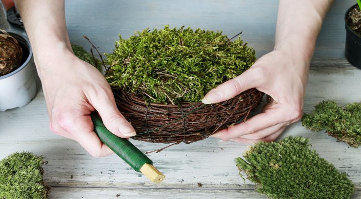 Ekologiczny wiklinowy koszyk - ozdoba na Wielkanoc