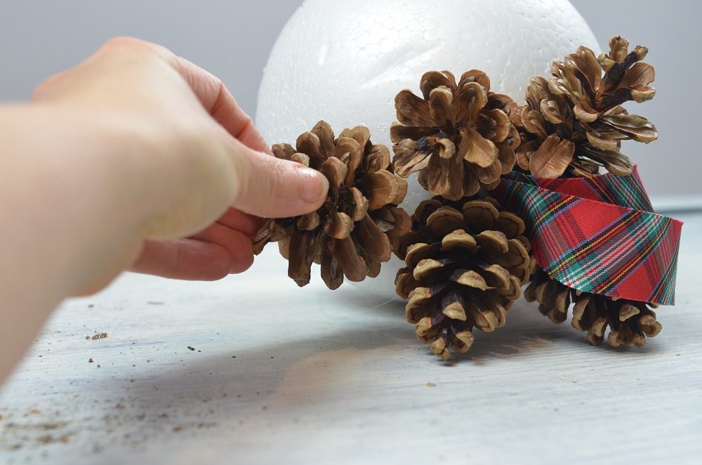 Klejenie szyszek w stroik świąteczny