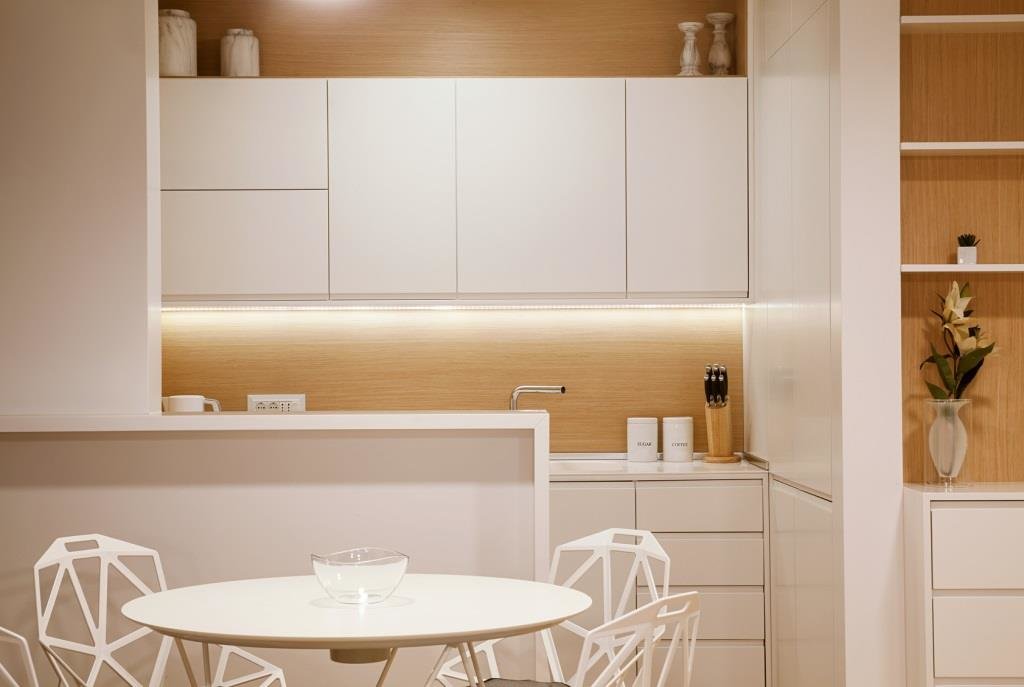 Wykorzystanie oświetlenia do optycznego powiększenia kuchni