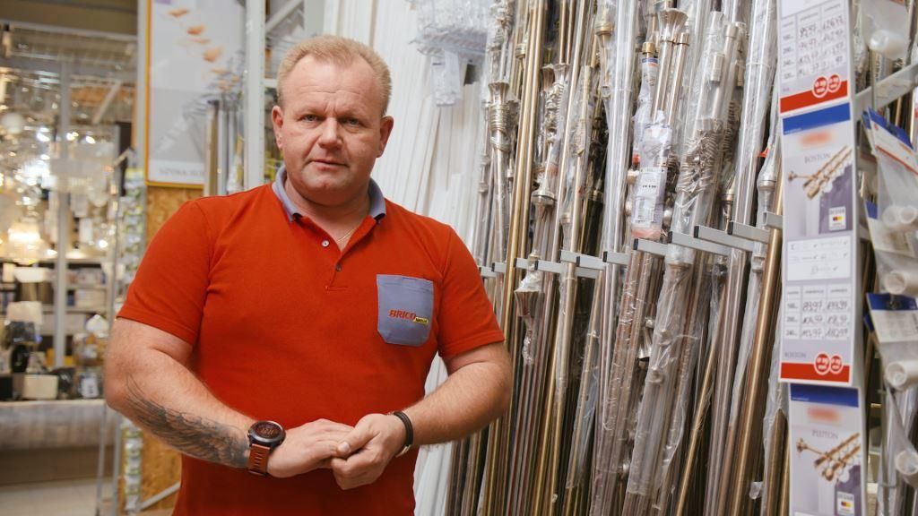 Metody montażu karniszy z nadprożem i bez