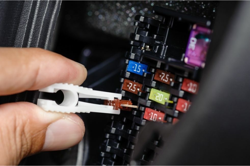 sprawdzenie bezpieczników w aucie