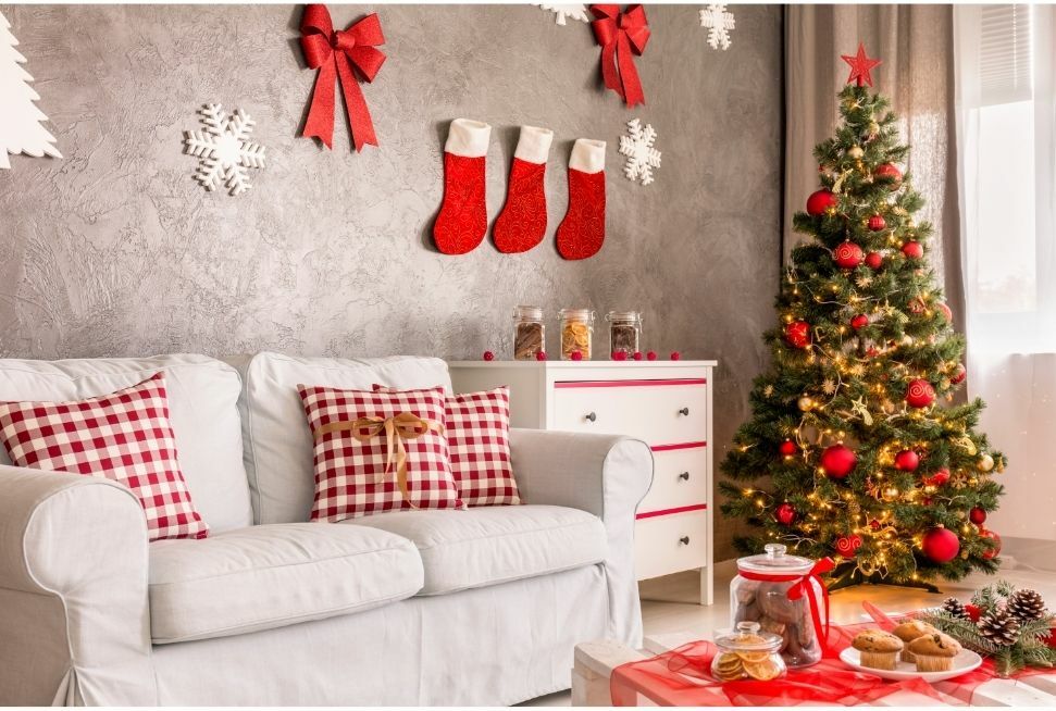 Choinka z lampkami choinkowymi bombkami