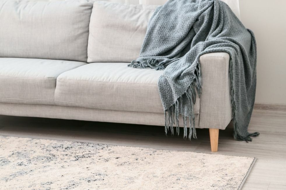 szary dywan w salonie