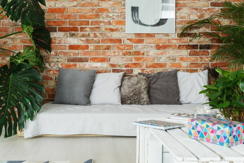 ściana z cegieł w sypialni