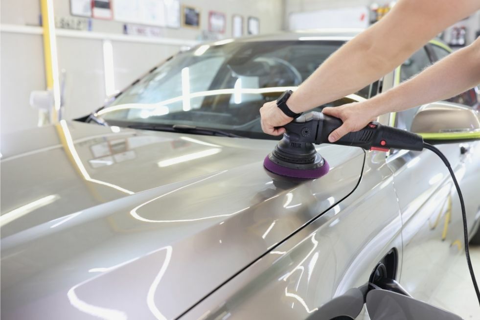 szlifierka mimośrodowa przy polerowaniu auta