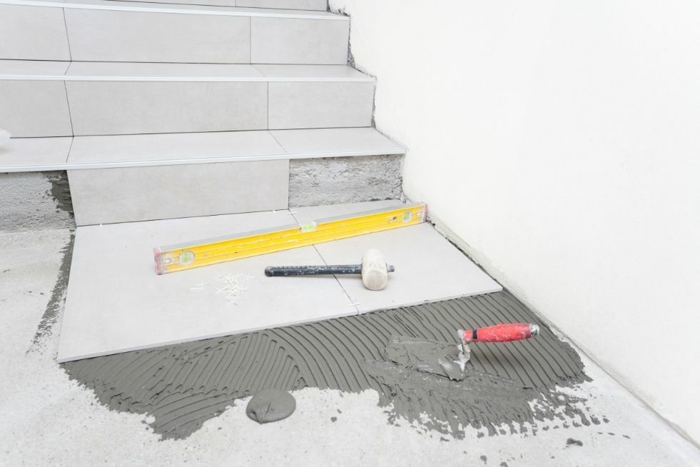 płytki na schodach betonowych