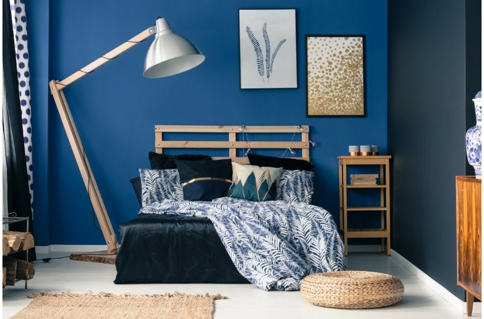 niebieski kolor farby na ścianie