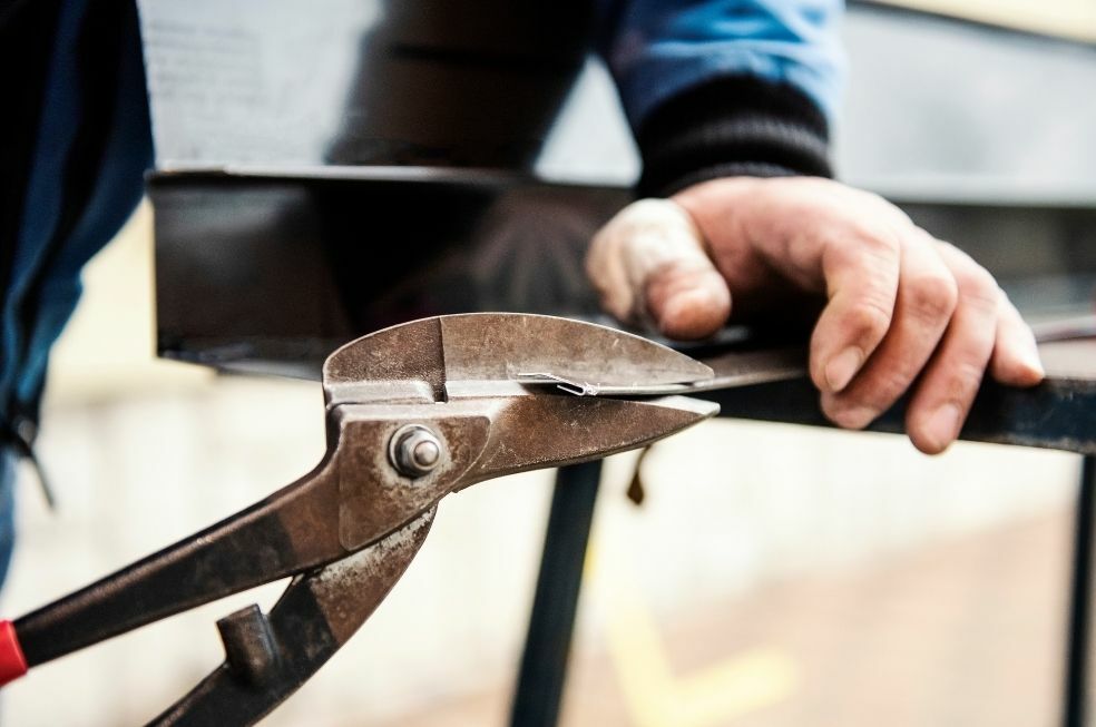 Jak i czym ciąć blachę trapezową i blachodachówkę?