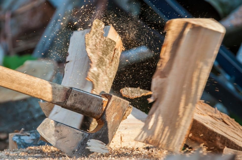 Jak i czym rąbać drewno?