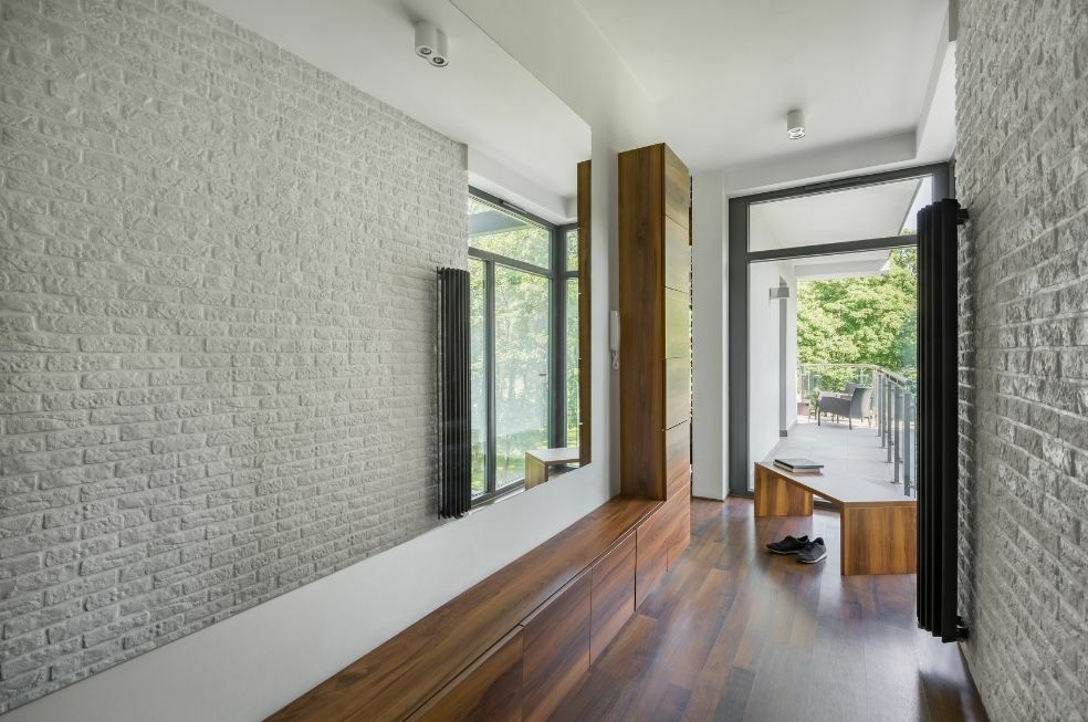 cegła na ścianie w przedpokoju