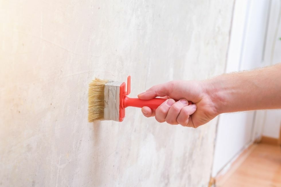 nakładanie kleju do tapet