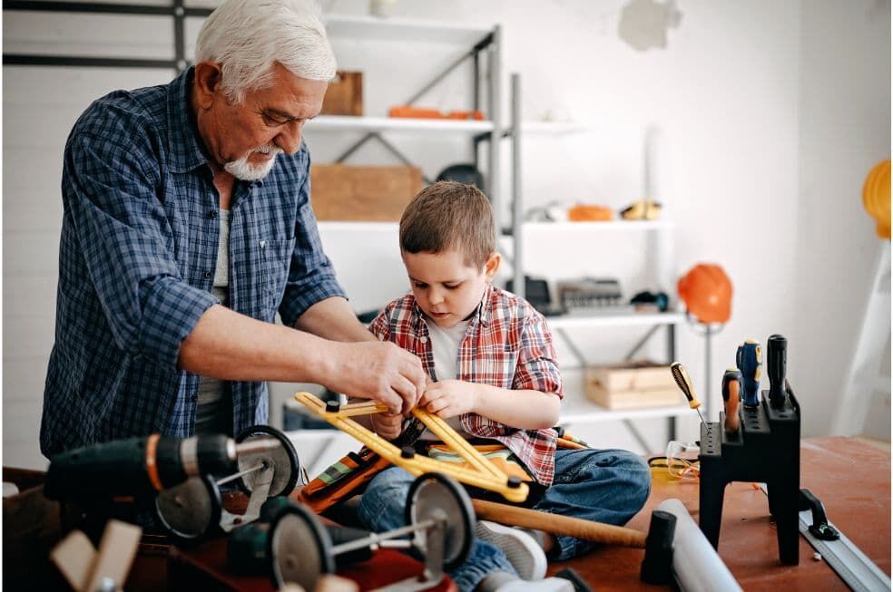 dziadek z wnuczkiem w garażu