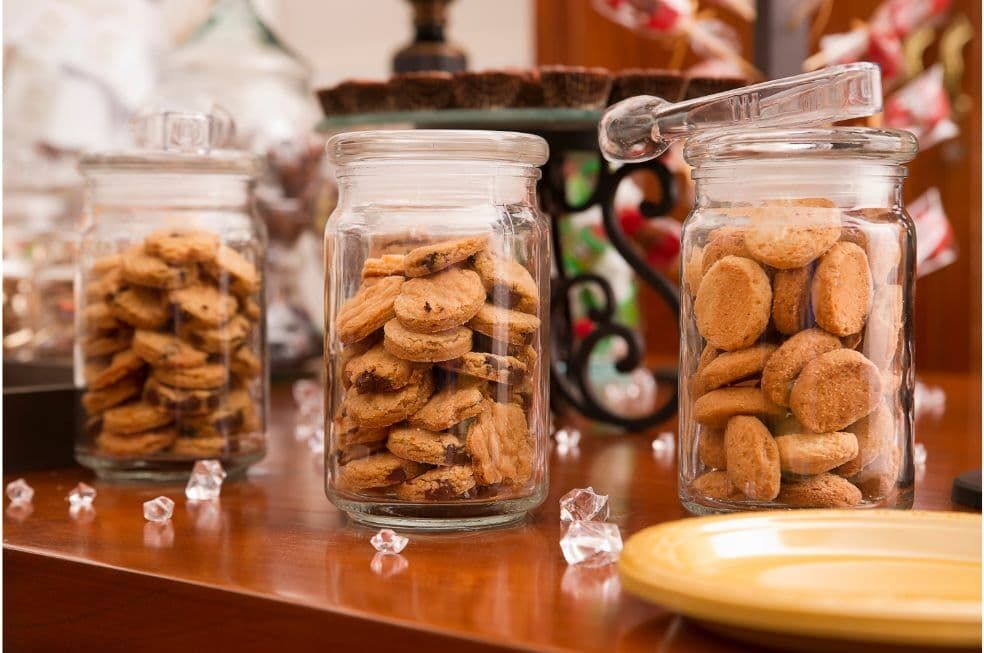ciasteczka świąteczne z czekoladą w słoikach szklanych na stole