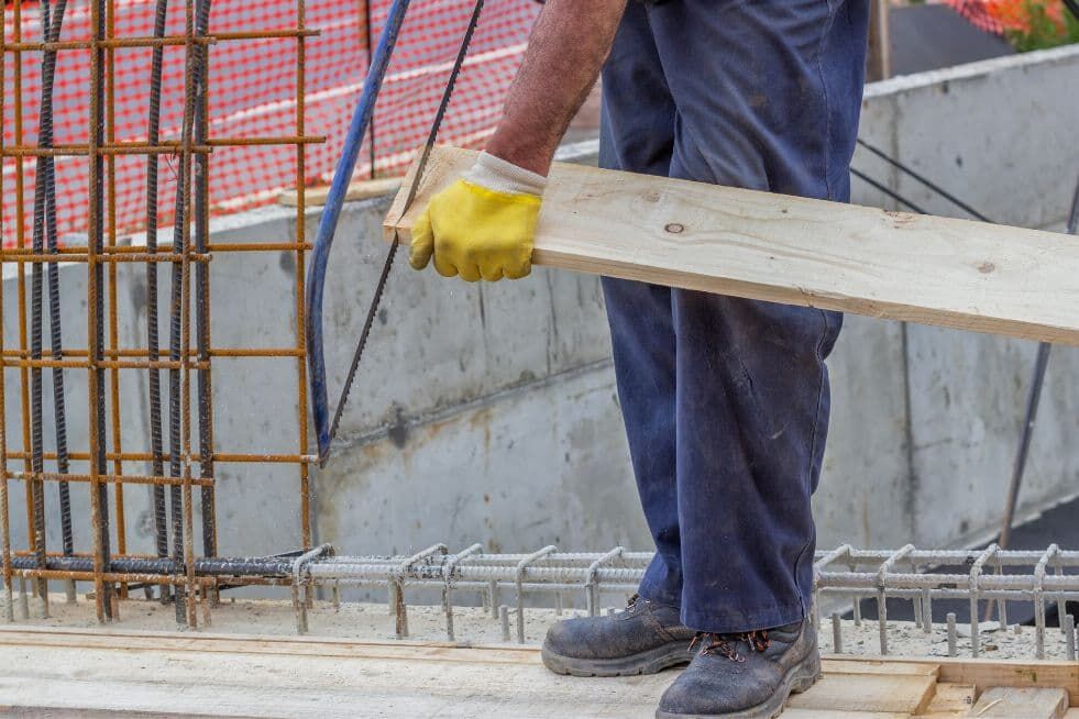 cięcie drewna piłą ręczną