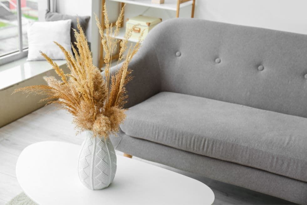 dekoracja z trawą pampasową w wazonie