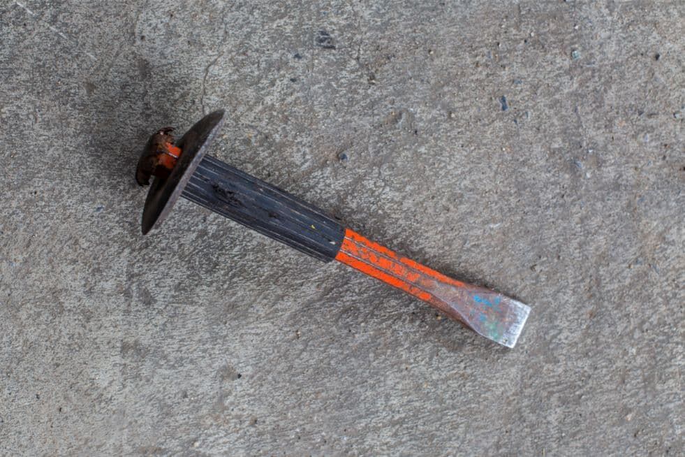 przecinak z osłonką do kucia tynku