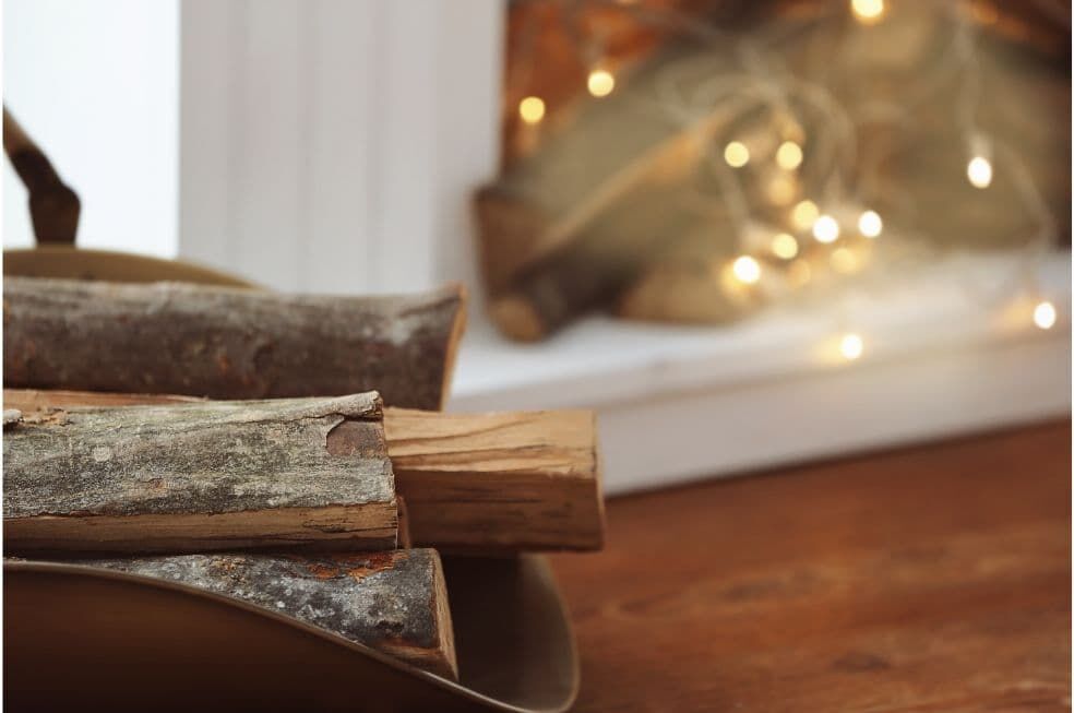 kawałki drewna przygotowane do palenia w kominku