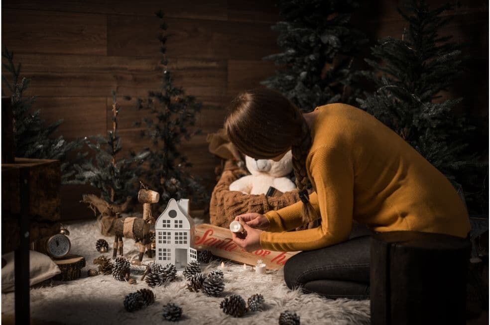 Kobieta przygotowująca dekoracje na Święta Bożego Narodzenia